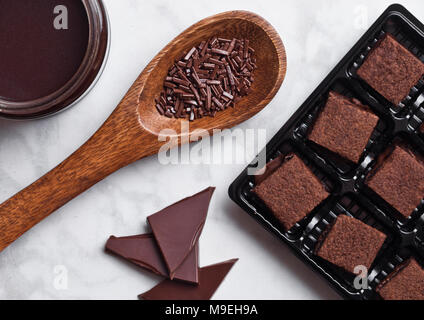 Biscotti al cioccolato dessert shortcake su marmo Foto Stock