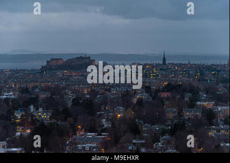 Una vista dall'alto sopra di Edimburgo in mezza luce con il Castello di Edimburgo e King Arthur' Seat in background Foto Stock