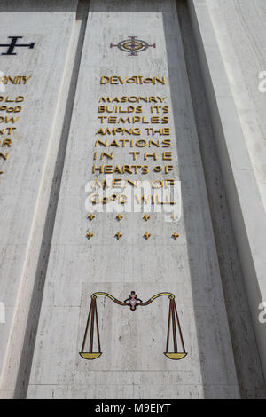 Decorazioni e simboli sulle pareti esterne del Rito Scozzese tempio massonico, progettato da Millard Fogli, Los Angeles, Stati Uniti d'America Foto Stock