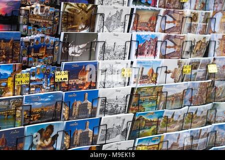 Firenze, Italia - 17 febbraio 2018: molte cartoline della città di Firenze per la vendita in un negozio di souvenir Foto Stock