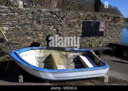 Barca a sinistra nella parte anteriore del mantenere chiaro segno e posti a sedere su una banchina, West Cork, Irlanda Foto Stock