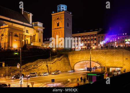 Città di Varsavia di notte in Polonia, Chiesa di Sant'Anna, Solidarietà Avenue street con il tunnel sotto la Città Vecchia Foto Stock