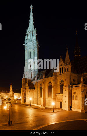 La Chiesa di San Mattia (Matyas Templom) di Budapest di notte, in stile tardo gotico storico punto di riferimento della città. Foto Stock