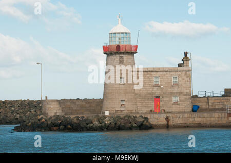 Howth Harbour Lighthouse, County Dublin, Irlanda, costruito nel 1817, e la posizione per il gunrunning del 1914 per la guerra civile irlandese. Foto Stock