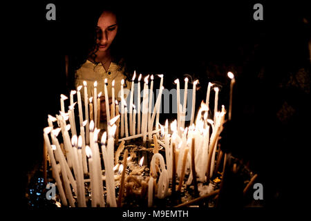 Gerusalemme, Israele. 25 marzo, 2018. Christian adoratori di partecipare nella Domenica delle Palme processioni e preghiera nella chiesa del Santo Sepolcro. Credito: Nir Alon/Alamy Live News Foto Stock