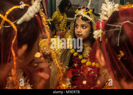 Kolkata. 25 Mar, 2018. Indiano ragazze Indù attendere per i loro giri per adorare come "Kumari' o vergine dea in occasione di Ram Navami festival presso il Dakhineswar Adyapith tempio nella periferia di Calcutta, in India il 25 marzo 2018. Credito: Tumpa Mondal/Xinhua/Alamy Live News Foto Stock