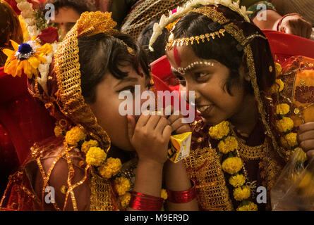 Kolkata. 25 Mar, 2018. Giovani indiani ragazze Indù sono adorati come 'Kumari' o vergine dea in occasione di Ram Navami festival presso il Dakhineswar Adyapith tempio nella periferia di Calcutta, in India il 25 marzo 2018. Credito: Tumpa Mondal/Xinhua/Alamy Live News Foto Stock