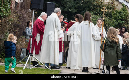 Brentwood, Essex, 25 marzo 2018, Domenica delle Palme processione a Brentwood Cattedrale cattolica romana,, Brentwood, Essex REGNO UNITO, Credito Ian Davidson/Alamy Live News Foto Stock