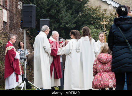 Brentwood, Essex, 25 marzo 2018, Domenica delle Palme processione a Brentwood Cattedrale cattolica romana,, Brentwood, Essex REGNO UNITO, Credito Ian Davidson/Alamy Live News Foto Stock