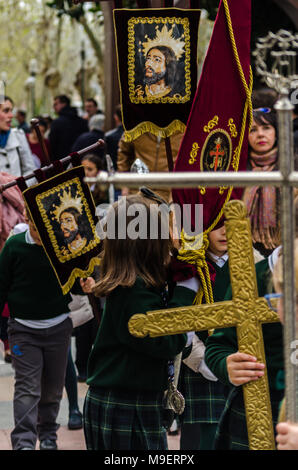 La processione dei bambini di iniziare la settimana santa. Bambini in processione le piattaforme di usura con immagini di santi. Tradizionale festa della Cattolica vacanze in Andalusia. Credito: q77foto/Alamy Live News Credito: q77foto/Alamy Live News Credito: q77foto/Alamy Live News Foto Stock