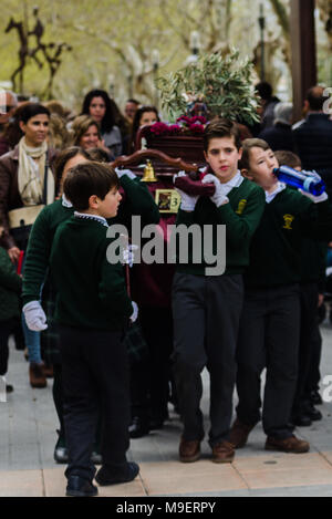 La processione dei bambini di iniziare la settimana santa. Bambini in processione le piattaforme di usura con immagini di santi. Tradizionale festa della Cattolica vacanze in Andalusia. Credito: q77foto/Alamy Live News Credito: q77foto/Alamy Live News Credito: q77foto/Alamy Live News Foto Stock