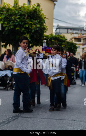 La processione dei bambini di iniziare la settimana santa. Bambini in processione le piattaforme di usura con immagini di santi. Tradizionale festa della Cattolica vacanze in Andalusia. Credito: q77foto/Alamy Live News Credito: q77foto/Alamy Live News Credito: q77foto/Alamy Live News Foto Stock