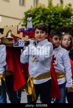 La processione dei bambini di iniziare la settimana santa. Bambini in processione le piattaforme di usura con immagini di santi. Tradizionale festa della Cattolica vacanze in Andalusia. Credito: q77foto/Alamy Live News Credito: q77foto/Alamy Live News Credito: q77foto/Alamy Live News Foto Stock