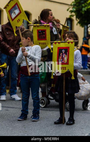 La processione dei bambini di iniziare la settimana santa. Bambini in processione le piattaforme di usura con immagini di santi. Tradizionale festa della Cattolica vacanze in Andalusia. Credito: q77foto/Alamy Live News Credito: q77foto/Alamy Live News Credito: q77foto/Alamy Live News Foto Stock