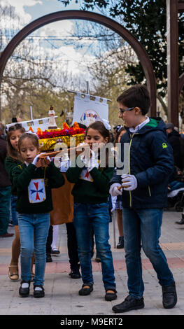 La processione dei bambini di iniziare la settimana santa. Bambini in processione le piattaforme di usura con immagini di santi. Tradizionale festa della Cattolica vacanze in Andalusia. Credito: q77foto/Alamy Live News Credito: q77foto/Alamy Live News Credito: q77foto/Alamy Live News Foto Stock