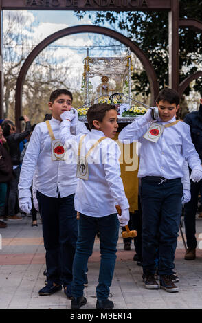 La processione dei bambini di iniziare la settimana santa. Bambini in processione le piattaforme di usura con immagini di santi. Tradizionale festa della Cattolica vacanze in Andalusia. Credito: q77foto/Alamy Live News Credito: q77foto/Alamy Live News Credito: q77foto/Alamy Live News Foto Stock