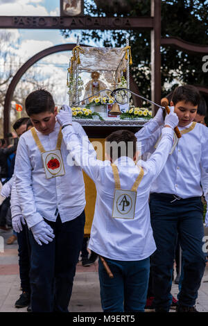 La processione dei bambini di iniziare la settimana santa. Bambini in processione le piattaforme di usura con immagini di santi. Tradizionale festa della Cattolica vacanze in Andalusia. Credito: q77foto/Alamy Live News Credito: q77foto/Alamy Live News Credito: q77foto/Alamy Live News Foto Stock