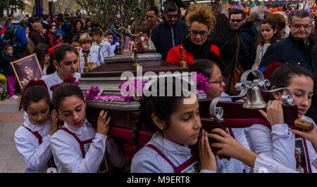 La processione dei bambini di iniziare la settimana santa. Bambini in processione le piattaforme di usura con immagini di santi. Tradizionale festa della Cattolica vacanze in Andalusia. Credito: q77foto/Alamy Live News Credito: q77foto/Alamy Live News Credito: q77foto/Alamy Live News Foto Stock