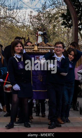 La processione dei bambini di iniziare la settimana santa. Bambini in processione le piattaforme di usura con immagini di santi. Tradizionale festa della Cattolica vacanze in Andalusia. Credito: q77foto/Alamy Live News Credito: q77foto/Alamy Live News Credito: q77foto/Alamy Live News Foto Stock