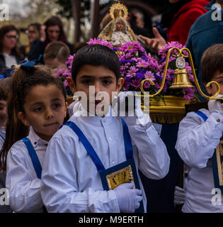 La processione dei bambini di iniziare la settimana santa. Bambini in processione le piattaforme di usura con immagini di santi. Tradizionale festa della Cattolica vacanze in Andalusia. Credito: q77foto/Alamy Live News Credito: q77foto/Alamy Live News Credito: q77foto/Alamy Live News Foto Stock