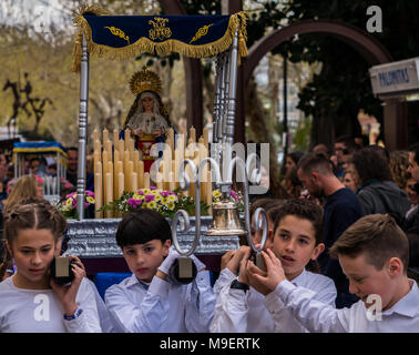 La processione dei bambini di iniziare la settimana santa. Bambini in processione le piattaforme di usura con immagini di santi. Tradizionale festa della Cattolica vacanze in Andalusia. Credito: q77foto/Alamy Live News Credito: q77foto/Alamy Live News Credito: q77foto/Alamy Live News Foto Stock