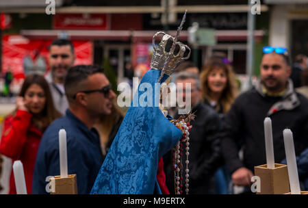 La processione dei bambini di iniziare la settimana santa. Bambini in processione le piattaforme di usura con immagini di santi. Tradizionale festa della Cattolica vacanze in Andalusia. Credito: q77foto/Alamy Live News Credito: q77foto/Alamy Live News Credito: q77foto/Alamy Live News Foto Stock