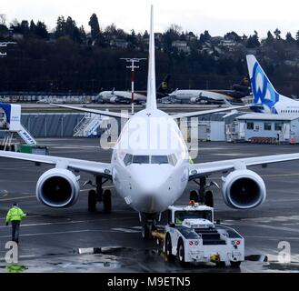 San Francisco, Stati Uniti d'America. 24 Mar, 2018. Il 9999th Boeing 737-800 aeromobile si prepara a prendere il via dalla società Aviosuperficie di Seattle nello stato di Washington, Stati Uniti, 24 marzo 2018. La Cina del vettore aereo Okay Airways assistito sabato il 9999th Boeing 737-800 aeromobile consegnato dalla Boeing Company ha intrapreso una casa-bound viaggio di ritorno alla Cina dagli Stati Uniti. Credito: Wu Xiaoling/Xinhua/Alamy Live News Foto Stock