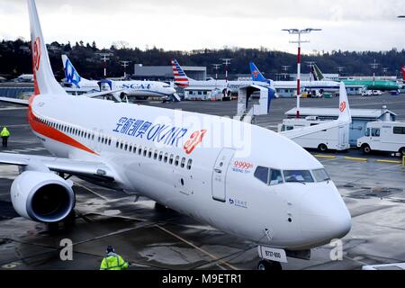 San Francisco, Stati Uniti d'America. 24 Mar, 2018. Il 9999th Boeing 737-800 aeromobile si prepara a prendere il via dalla società Aviosuperficie di Seattle nello stato di Washington, Stati Uniti, 24 marzo 2018. La Cina del vettore aereo Okay Airways assistito sabato il 9999th Boeing 737-800 aeromobile consegnato dalla Boeing Company ha intrapreso una casa-bound viaggio di ritorno alla Cina dagli Stati Uniti. Credito: Wu Xiaoling/Xinhua/Alamy Live News Foto Stock