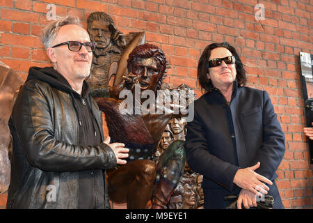 Aylesbury, Regno Unito. Il 25 marzo 2018. Un David Bowie statua è stata svelata in Aylesbury. La statua è stata ideata da David si interrompe che hanno sollevato il 100.000 sterline per completare il progetto. Lo scultore, Andrew Sinclair, era anche all'inaugurazione. Credito: Peter Manning/Alamy Live News Foto Stock