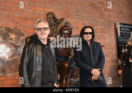 Aylesbury, Regno Unito. Il 25 marzo 2018. Un David Bowie statua è stata svelata in Aylesbury. La statua è stata ideata da David si interrompe che hanno sollevato il 100.000 sterline per completare il progetto. Lo scultore, Andrew Sinclair, era anche all'inaugurazione. Credito: Peter Manning/Alamy Live News Foto Stock