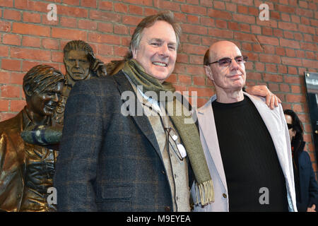 Aylesbury, Regno Unito. Il 25 marzo 2018. Un David Bowie statua è stata svelata in Aylesbury. La statua è stata ideata da David si interrompe che hanno sollevato il 100.000 sterline per completare il progetto. Lo scultore, Andrew Sinclair, era anche all'inaugurazione. Credito: Peter Manning/Alamy Live News Foto Stock