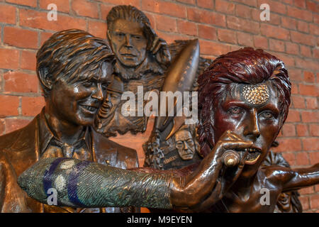 Aylesbury, Regno Unito. Il 25 marzo 2018. Un David Bowie statua è stata svelata in Aylesbury. La statua è stata ideata da David si interrompe che hanno sollevato il 100.000 sterline per completare il progetto. Lo scultore, Andrew Sinclair, era anche all'inaugurazione. Credito: Peter Manning/Alamy Live News Foto Stock