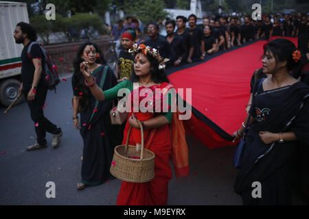 Dacca in Bangladesh. 25 Mar, 2018. Un gruppo teatrale Prachyanat toglie fuori una processione Lal Jatra (rosso) Processione per ricordare rendendo il genocidio dall esercito pakistano il 25 marzo 1971. La precessione tenutasi a Dhaka' Universita' area. Credito: Md. Mehedi Hasan/ZUMA filo/Alamy Live News Foto Stock