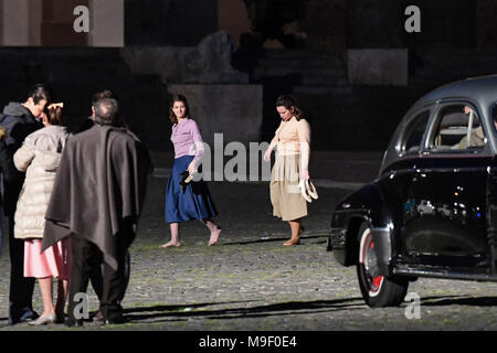 Napoli impostare serie TV Un amico geniale, basato su un romanzo di Elena Ferrante, le scene riprese in Piazza del Plebiscito, Italiano e produzione americana con HBO, lato selvaggio e Rai, diretta dal regista italiano Saverio Costanzo. 13/03/2018 - Napoli, Italia Foto Stock