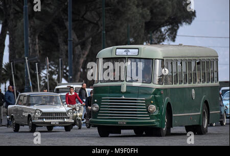 Napoli impostare serie TV Un amico geniale, basato su un romanzo di Elena Ferrante, le scene riprese in Piazza del Plebiscito, Italiano e produzione americana con HBO, lato selvaggio e Rai, diretta dal regista italiano Saverio Costanzo. 13/03/2018 - Napoli, Italia Foto Stock