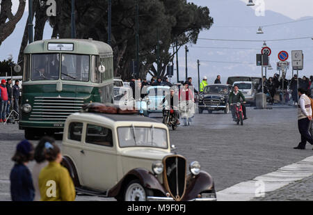 Napoli impostare serie TV Un amico geniale, basato su un romanzo di Elena Ferrante, le scene riprese in Piazza del Plebiscito, Italiano e produzione americana con HBO, lato selvaggio e Rai, diretta dal regista italiano Saverio Costanzo. 13/03/2018 - Napoli, Italia Foto Stock