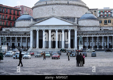 Napoli impostare serie TV Un amico geniale, basato su un romanzo di Elena Ferrante, le scene riprese in Piazza del Plebiscito, Italiano e produzione americana con HBO, lato selvaggio e Rai, diretta dal regista italiano Saverio Costanzo. 13/03/2018 - Napoli, Italia Foto Stock