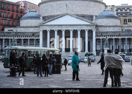 Napoli impostare serie TV Un amico geniale, basato su un romanzo di Elena Ferrante, le scene riprese in Piazza del Plebiscito, Italiano e produzione americana con HBO, lato selvaggio e Rai, diretta dal regista italiano Saverio Costanzo. 13/03/2018 - Napoli, Italia Foto Stock