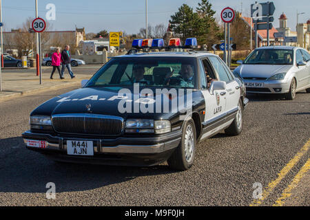 1994 anni '90 LAPD American Buick Police Car 3800cc veicolo a benzina al North-West Supercar evento come auto e turisti arrivano nella località costiera di Southport. Le supercar sono da paraurti a paraurti sulla spianata fronte mare, mentre gli appassionati di auto classiche degli anni '90 e degli stati uniti godono di una giornata in auto. Foto Stock