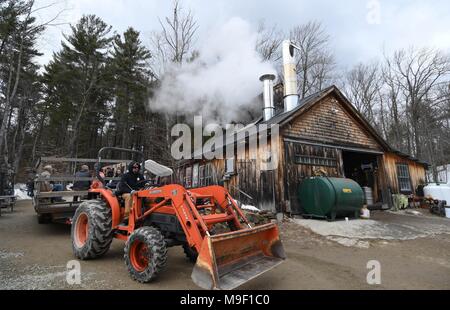 New Hampshire, Stati Uniti d'America, 25 Mar 2018. Il weekend di acero, sciroppo d'acero produttori in New Hampshire, STATI UNITI D'AMERICA, aprono le loro porte a vendere ossequi e mostrare i turisti come maple sap è trasformato in sciroppo. La maggior parte dei New England Maple i produttori sono piccoli agricoltori indipendenti che vendono allo sciroppo di integrare il loro reddito. Credito: Andrew Cline/Alamy Live News Foto Stock