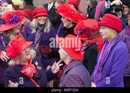 Londra, UK, 25 Mar 2018. I partecipanti nel cappello a piedi per Londra Hat settimana, compresi molti milliners che avevano fatto i propri cappelli, camminava lungo la riva sud dalla Tate Modern a City Hall. Credito: Anna Watson/Alamy Live News Foto Stock