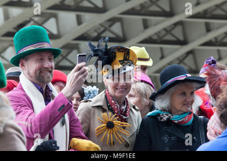 Londra, UK, 25 Mar 2018. I partecipanti nel cappello a piedi per Londra Hat settimana, compresi molti milliners che avevano fatto i propri cappelli, camminava lungo la riva sud dalla Tate Modern a City Hall. Credito: Anna Watson/Alamy Live News Foto Stock