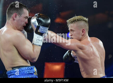 Amburgo, Germania. 24 Mar, 2018. 24 marzo 2018, Germania, Amburgo, professionale pugilato, IBO Light Middleweight: Hamburger boxer Sebastian Formella (R) combatte contro Hamburger boxer Angelo Frank. Credito: Axel Heimken/dpa/Alamy Live News Foto Stock