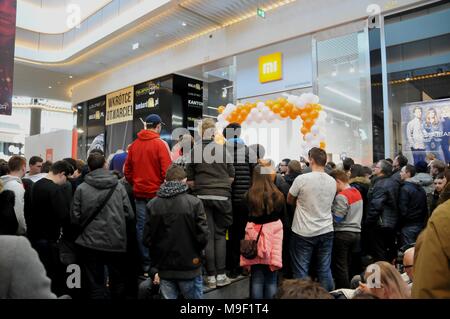 Cracovia (Polonia. 25 Mar, 2018. I clienti di attendere per l'apertura di Xiaomi il primo negozio autorizzato a Cracovia, Polonia, 24 marzo 2018. Della Cina di tecnologia innovativa società Xiaomi aprì il suo primo negozio autorizzato a Cracovia, Polonia sudoccidentale, che attira centinaia di fans e i clienti. Credito: Shi lo Zhongyu)(yk/Xinhua/Alamy Live News Foto Stock