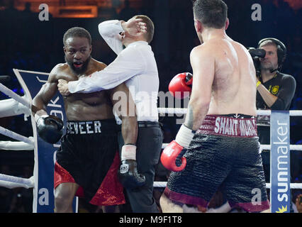 Amburgo, Germania. 24 Mar, 2018. 24 marzo 2018, Germania, Amburgo, professionale pugilato, IBO Pesi Mediomassimi: US boxer Travis Reeves (L) combatte contro la Berliner boxer Karo Murat. Credito: Axel Heimken/dpa/Alamy Live News Foto Stock