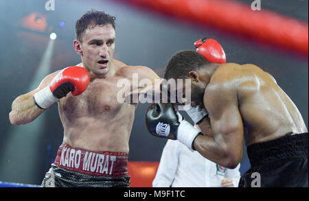 Amburgo, Germania. 24 Mar, 2018. 24 marzo 2018, Germania, Amburgo, professionale pugilato, IBO Pesi Mediomassimi: US boxer Travis Reeves (R) combatte contro la Berliner boxer Karo Murat. Credito: Axel Heimken/dpa/Alamy Live News Foto Stock