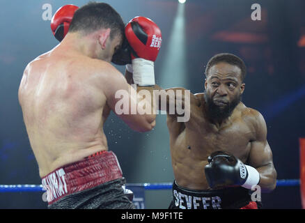 Amburgo, Germania. 24 Mar, 2018. 24 marzo 2018, Germania, Amburgo, professionale pugilato, IBO Pesi Mediomassimi: US boxer Travis Reeves (R) combatte contro la Berliner boxer Karo Murat. Credito: Axel Heimken/dpa/Alamy Live News Foto Stock