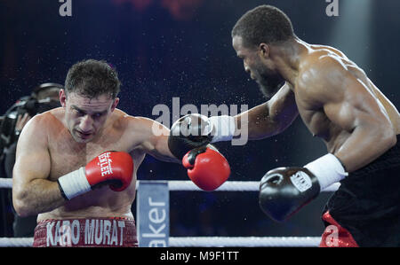 Amburgo, Germania. 24 Mar, 2018. 24 marzo 2018, Germania, Amburgo, professionale pugilato, IBO Pesi Mediomassimi: US boxer Travis Reeves (R) combatte contro la Berliner boxer Karo Murat. Credito: Axel Heimken/dpa/Alamy Live News Foto Stock