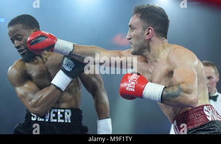 Amburgo, Germania. 24 Mar, 2018. 24 marzo 2018, Germania, Amburgo, professionale pugilato, IBO Pesi Mediomassimi: US boxer Travis Reeves (L) combatte contro la Berliner boxer Karo Murat. Credito: Axel Heimken/dpa/Alamy Live News Foto Stock