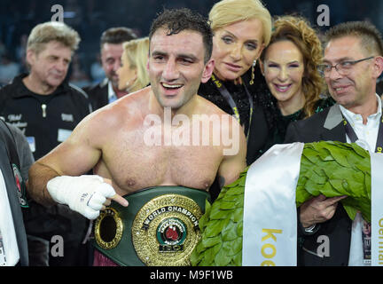 Amburgo, Germania. 24 Mar, 2018. 24 marzo 2018, Germania, Amburgo, professionale pugilato, IBO Pesi Mediomassimi: Berliner boxer Karo Murat celebra la sua vittoria. Credito: Axel Heimken/dpa/Alamy Live News Foto Stock